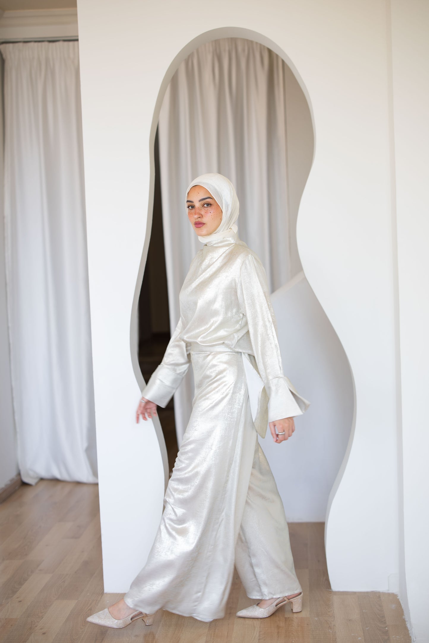 Draped Shimmer Set In White / Silver