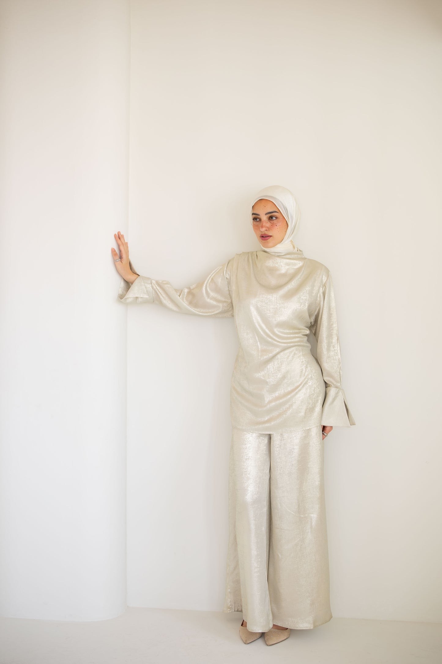 Draped Shimmer Set In White / Silver